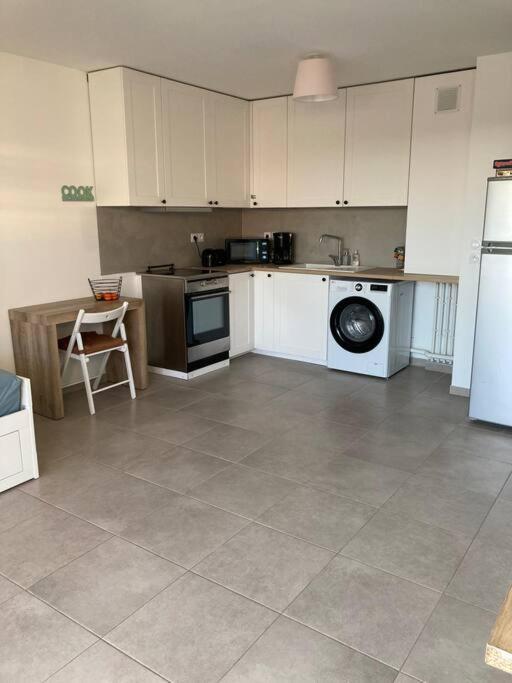 Appartement RDC avec parking privé La Fare-les-Oliviers Extérieur photo